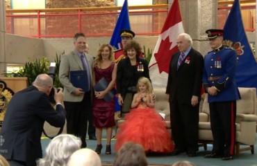 車禍後救母親和弟弟BC省五歲女孩獲勇氣獎章