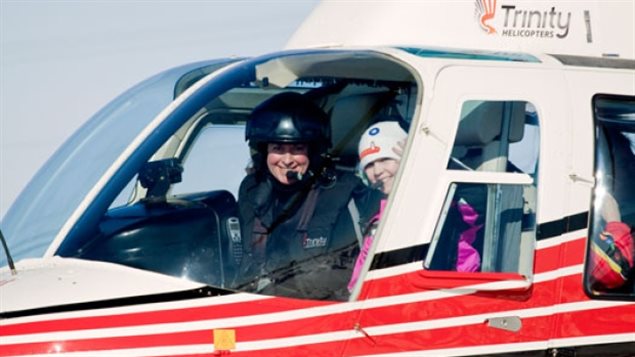 加拿大女孩子學開飛機越來越流行