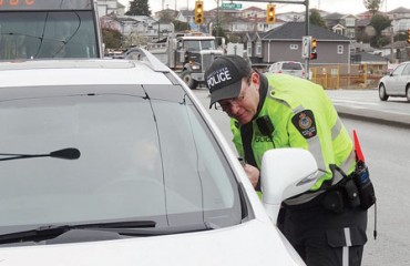 温哥华警方本月嚴打使用手機分心驾驶司機