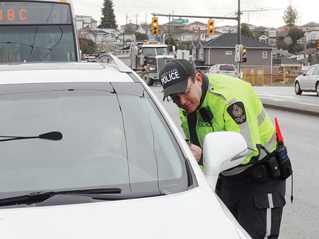 温哥华警方本月嚴打使用手機分心驾驶司機